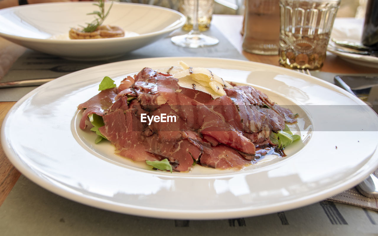 HIGH ANGLE VIEW OF FOOD SERVED IN PLATE