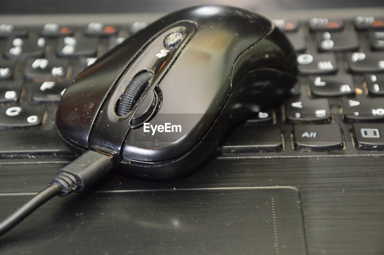 CLOSE-UP OF SMART PHONE ON TABLE