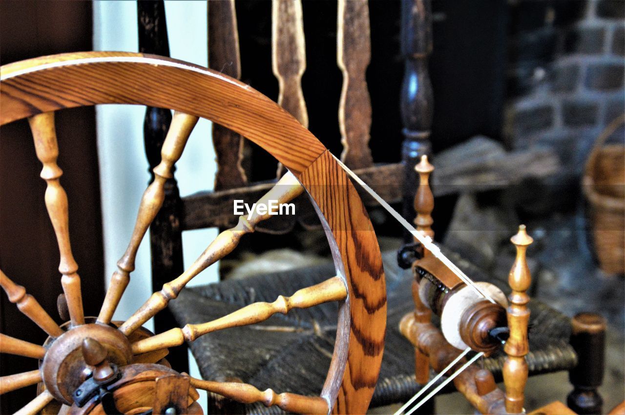 CLOSE-UP OF METAL CHAIN ON TABLE