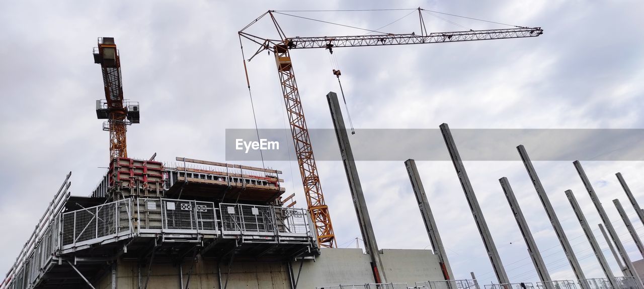 LOW ANGLE VIEW OF CRANE AGAINST SKY