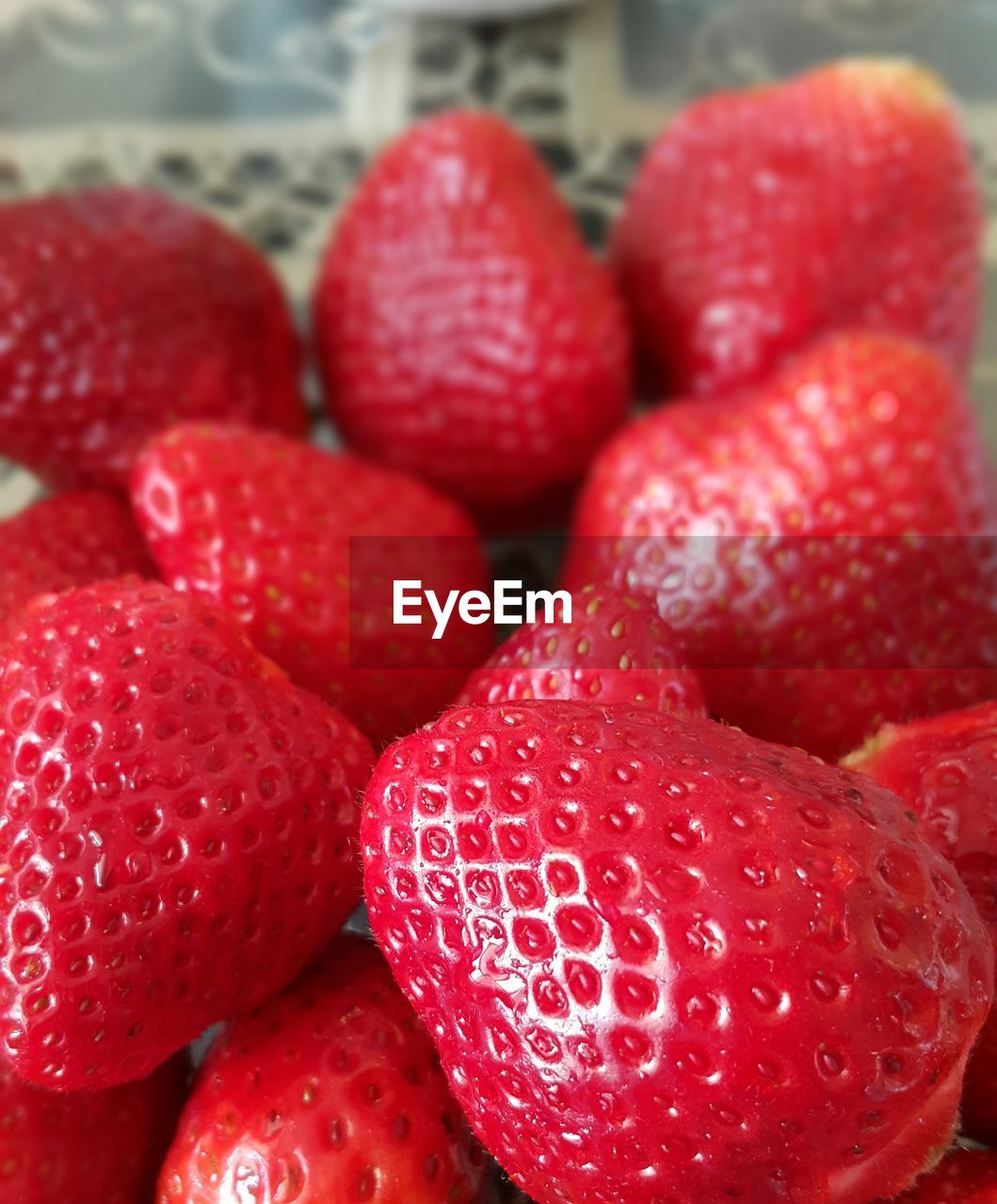 CLOSE-UP OF STRAWBERRY