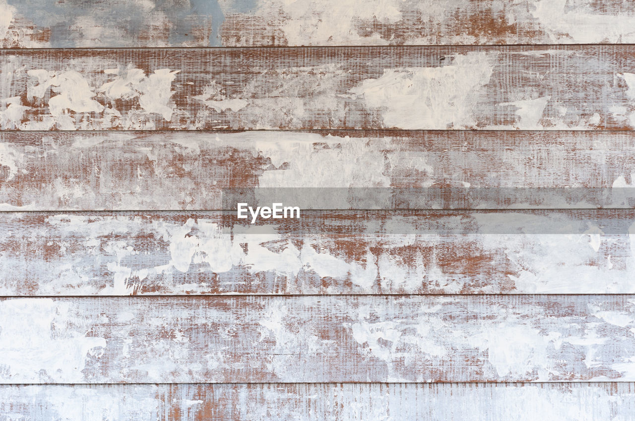 FULL FRAME SHOT OF WEATHERED WALL WITH WOODEN FLOOR