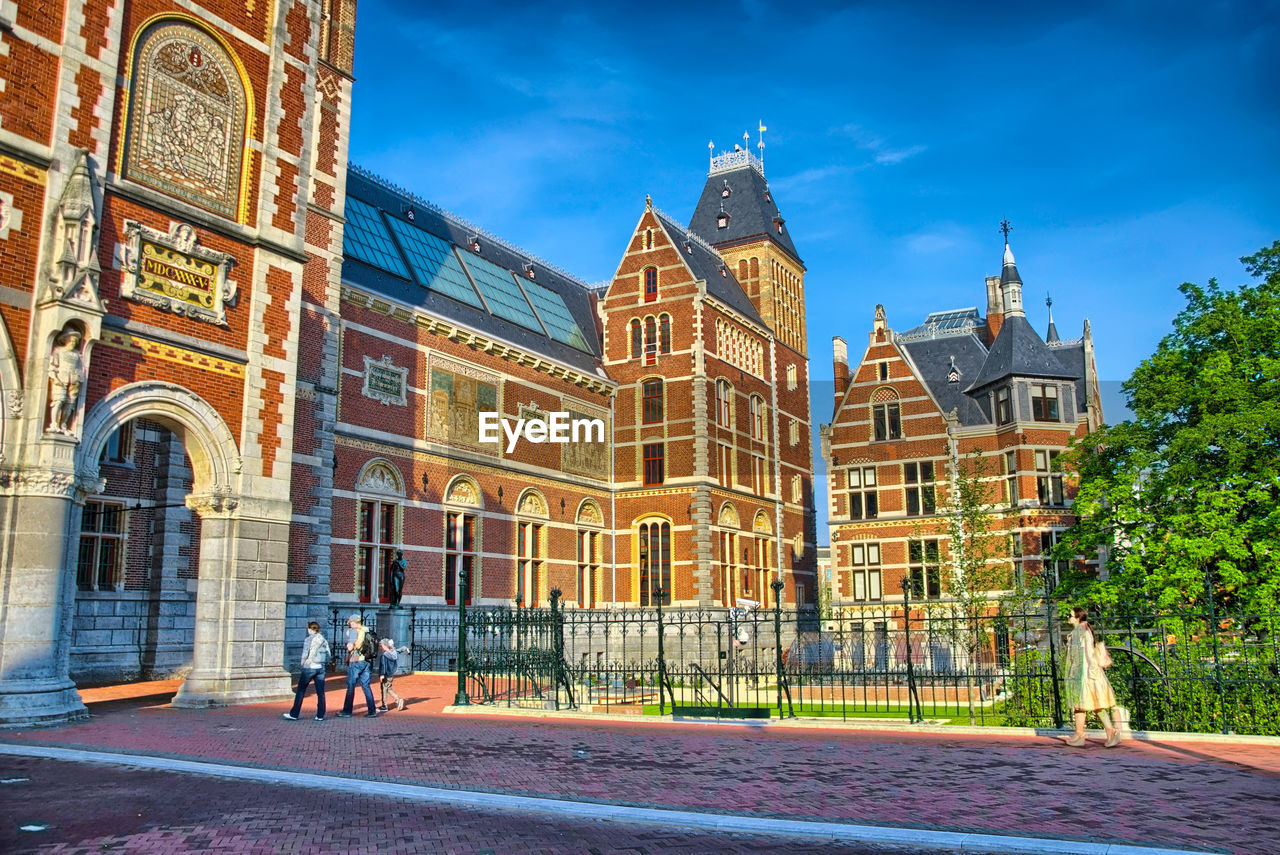 VIEW OF HISTORIC BUILDING AGAINST CLOUDY SKY