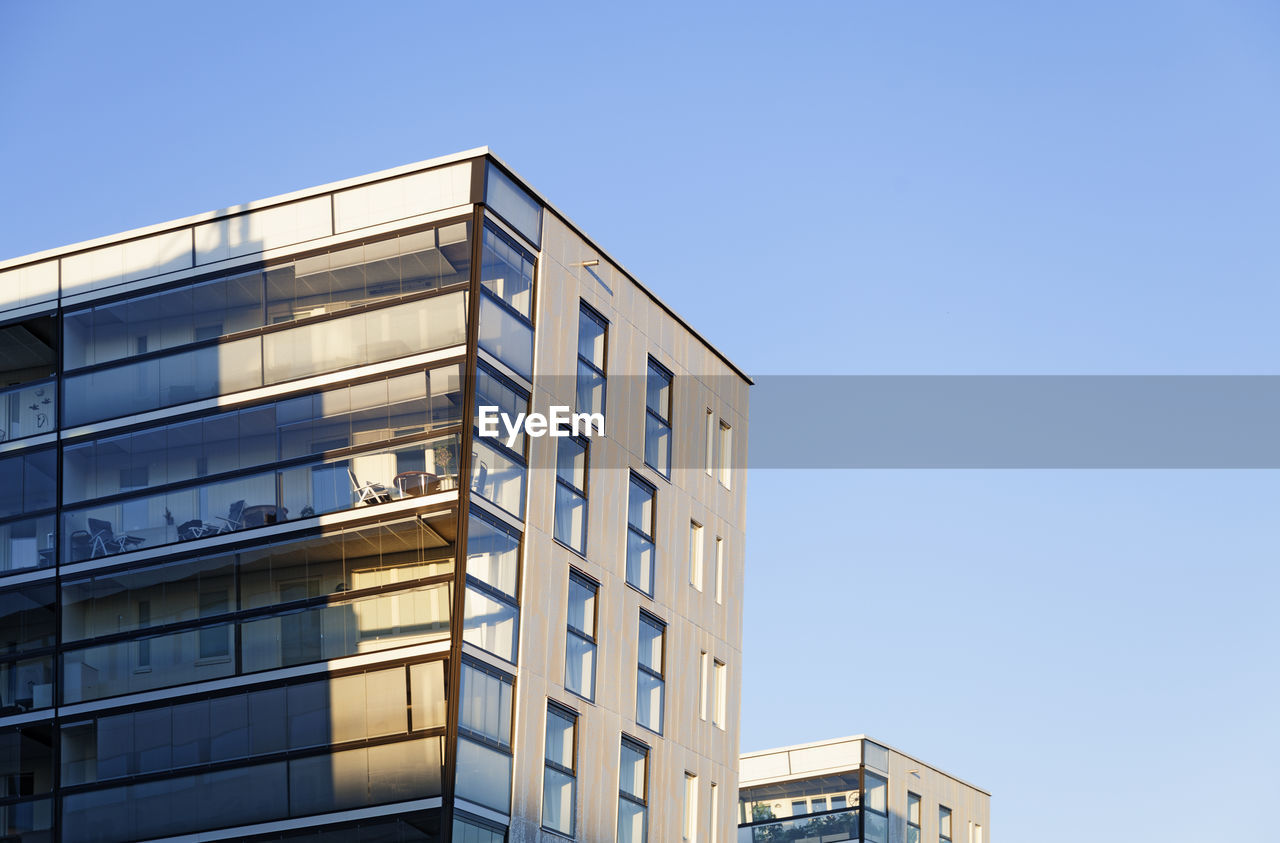 LOW ANGLE VIEW OF BUILDINGS AGAINST CLEAR SKY