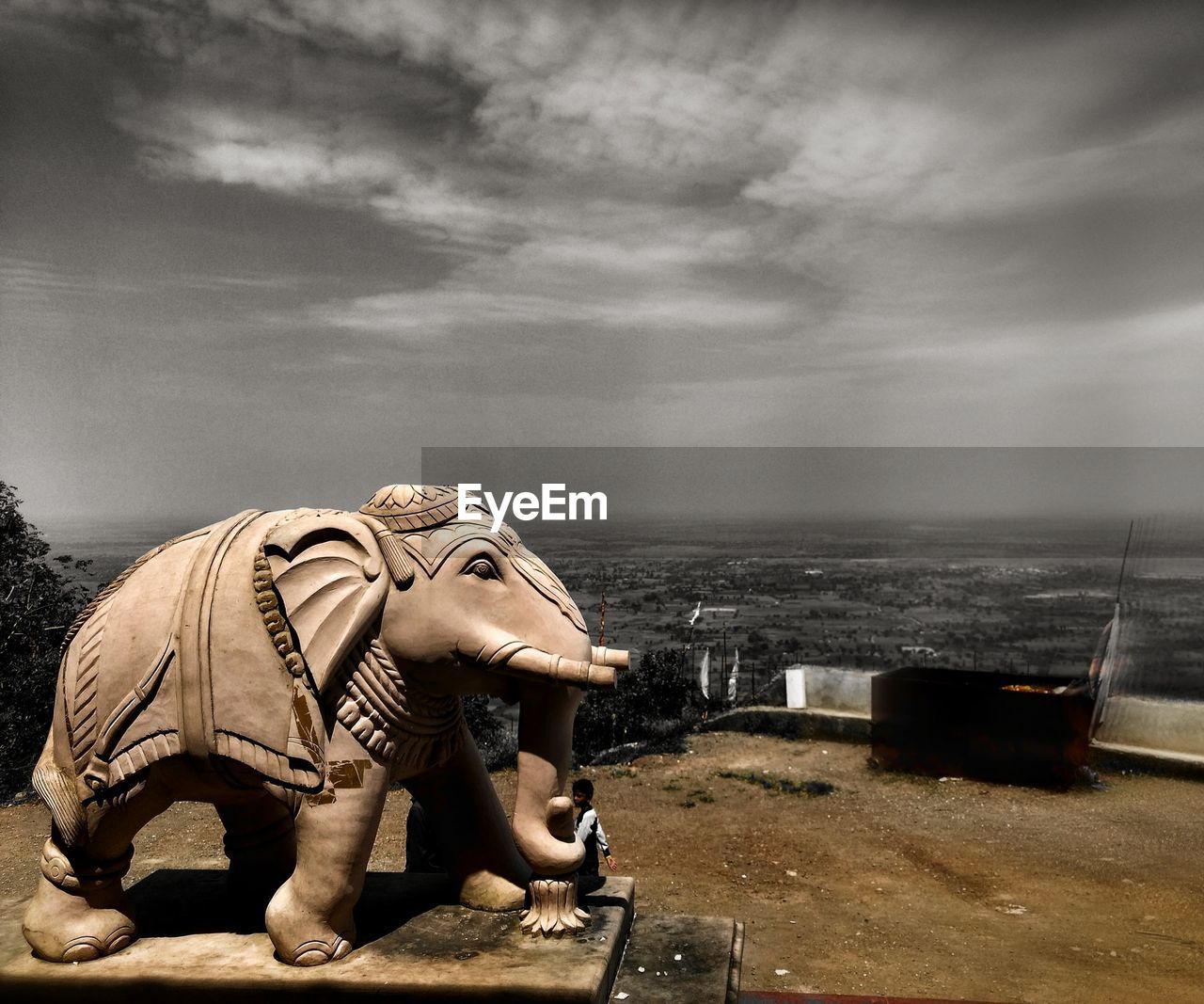 STATUE AGAINST SEA