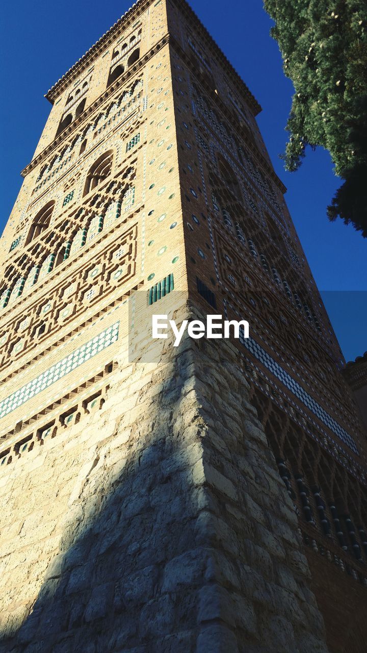 LOW ANGLE VIEW OF BUILDINGS AGAINST BLUE SKY