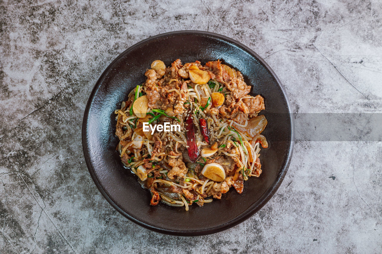 HIGH ANGLE VIEW OF NOODLES IN BOWL