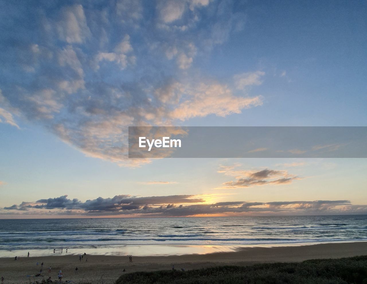 SCENIC VIEW OF SEA AGAINST SKY AT SUNSET