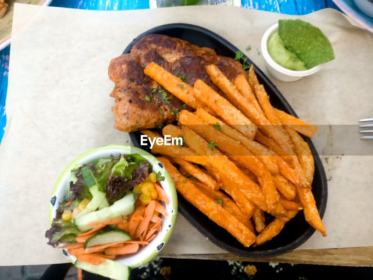 HIGH ANGLE VIEW OF FOOD ON PLATE