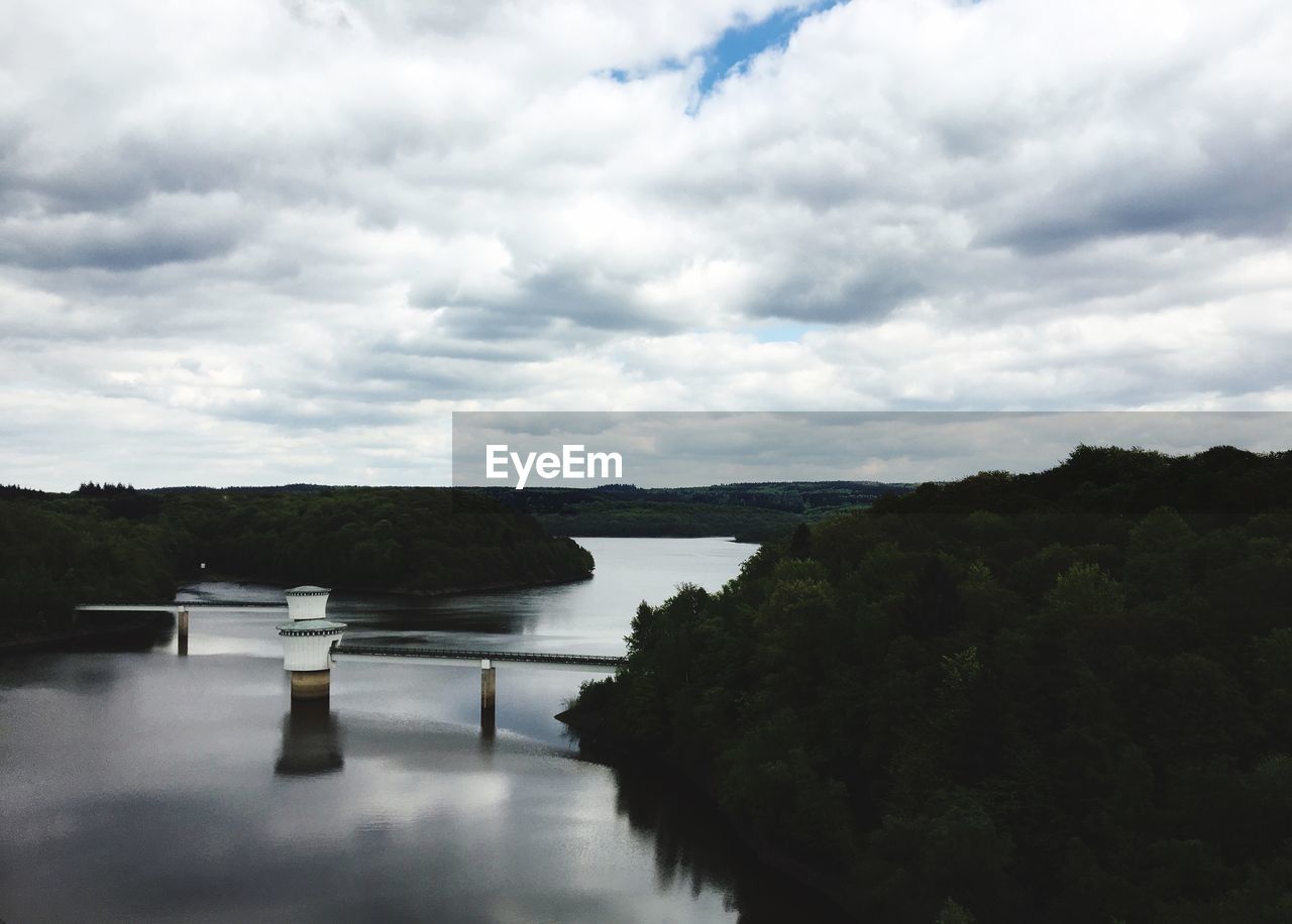 SCENIC VIEW OF LAKE AGAINST CLOUDY SKY