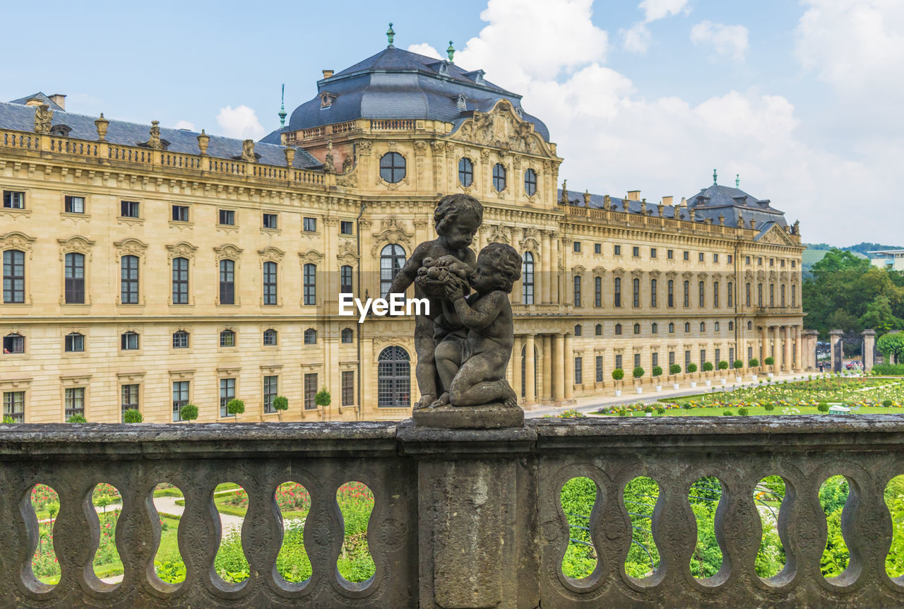 STATUE OF HISTORICAL BUILDING