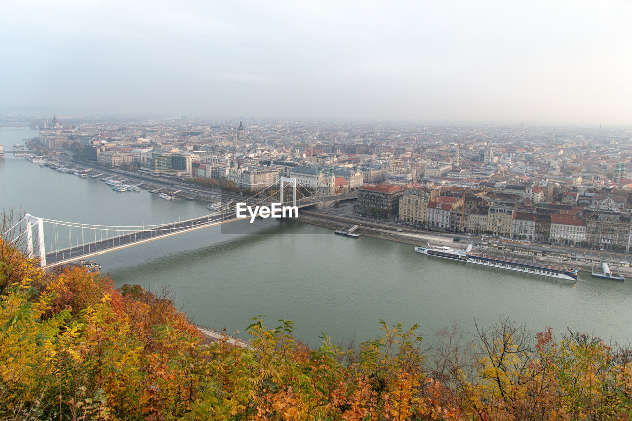 HIGH ANGLE VIEW OF BRIDGE IN CITY