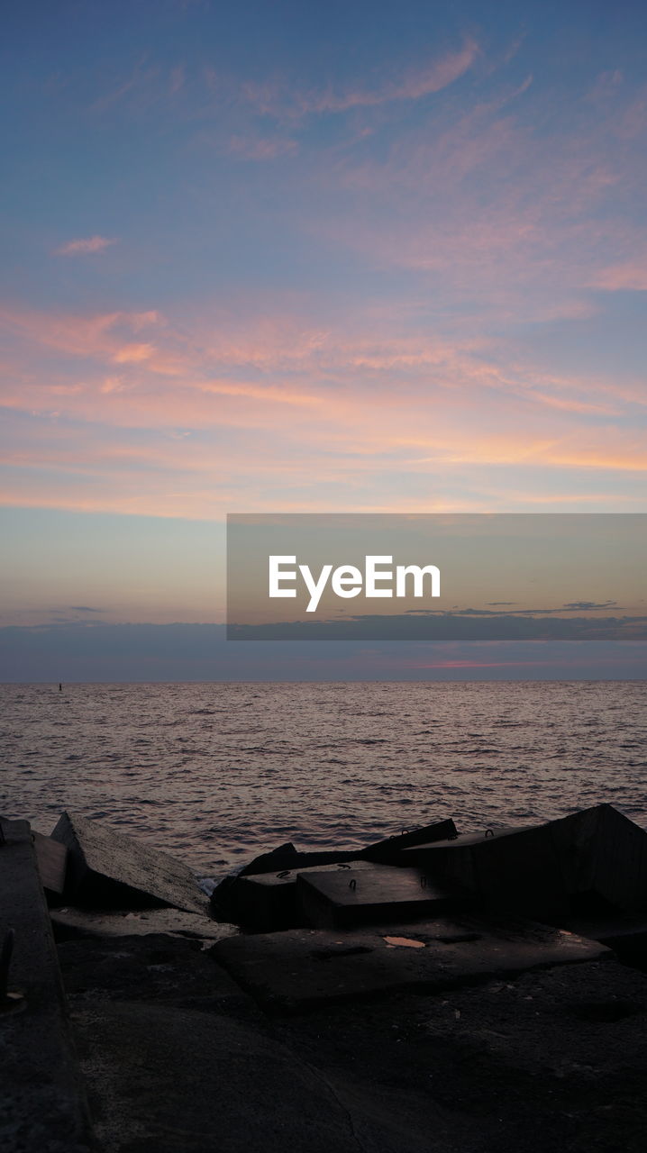 SCENIC VIEW OF SEA AGAINST SUNSET SKY