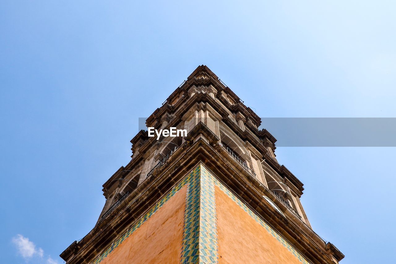 LOW ANGLE VIEW OF BUILDING AGAINST CLEAR SKY