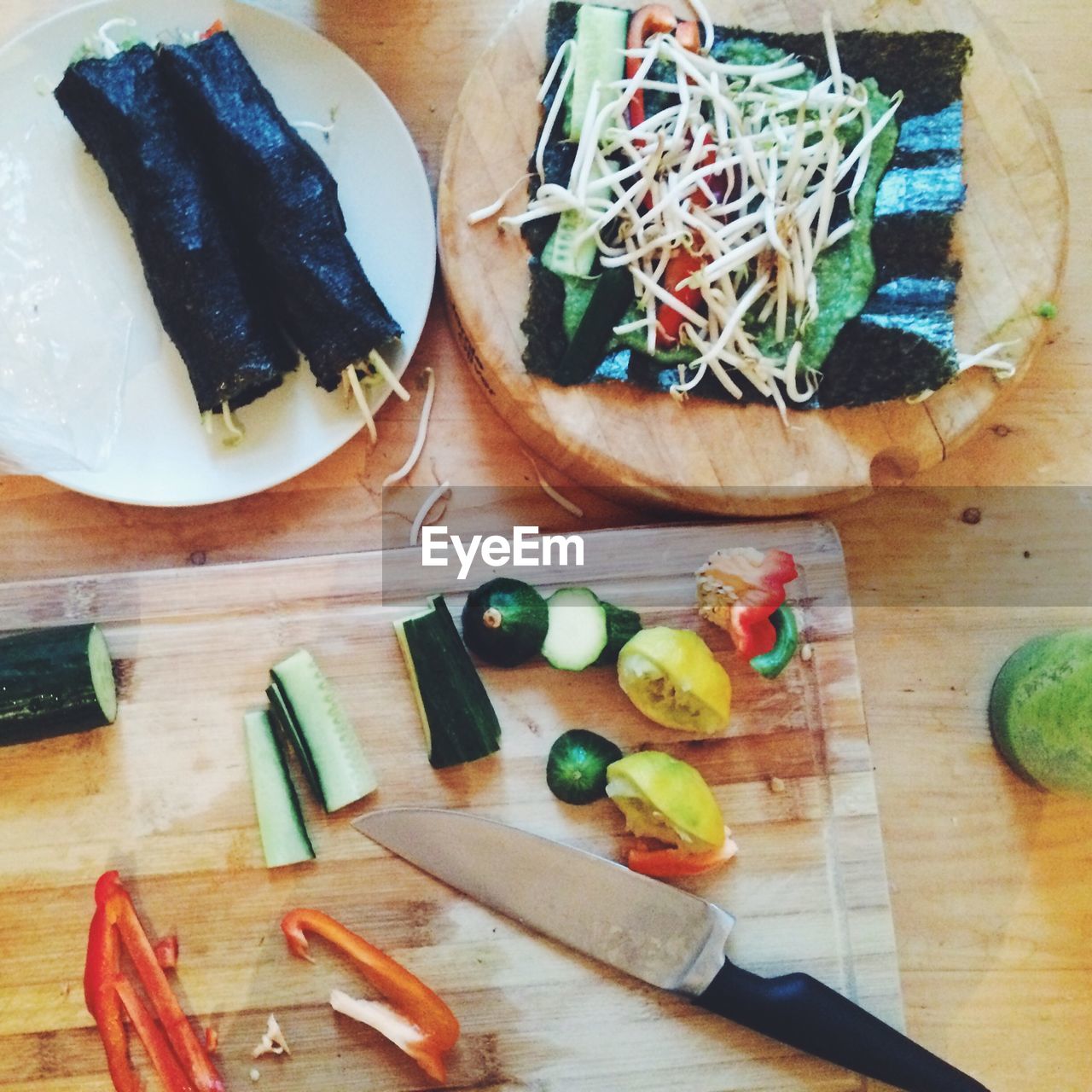 DIRECTLY ABOVE SHOT OF VEGETABLES ON CUTTING BOARD