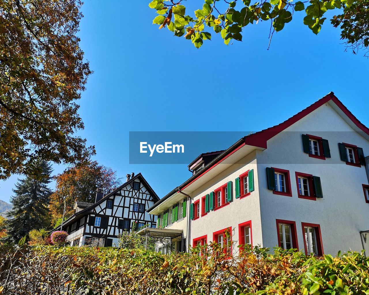 LOW ANGLE VIEW OF RESIDENTIAL BUILDING AGAINST SKY