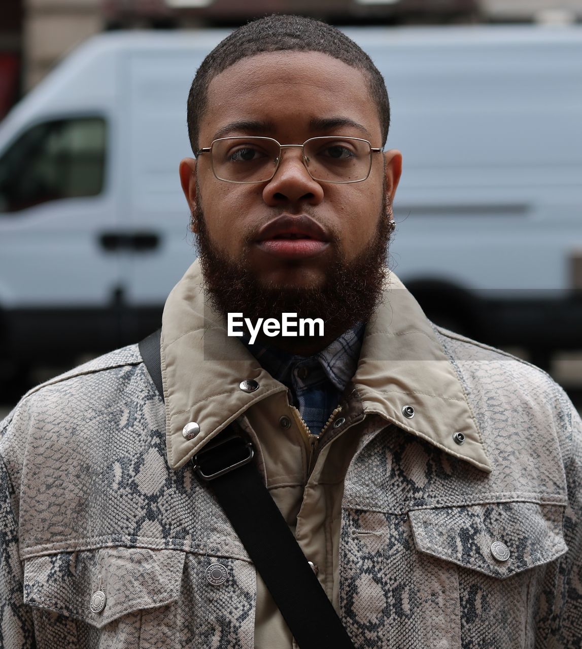 PORTRAIT OF YOUNG MAN WEARING EYEGLASSES