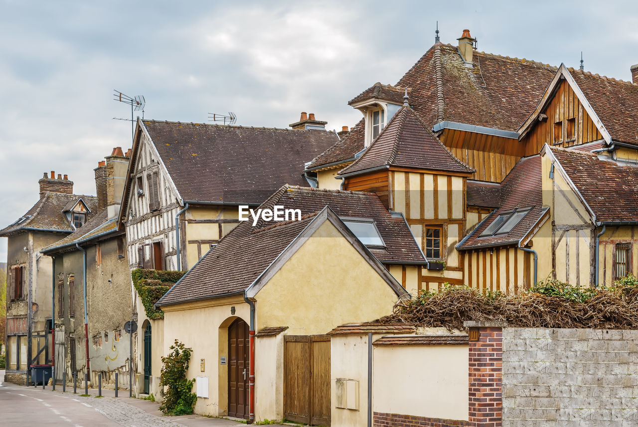 LOW ANGLE VIEW OF BUILDINGS IN TOWN