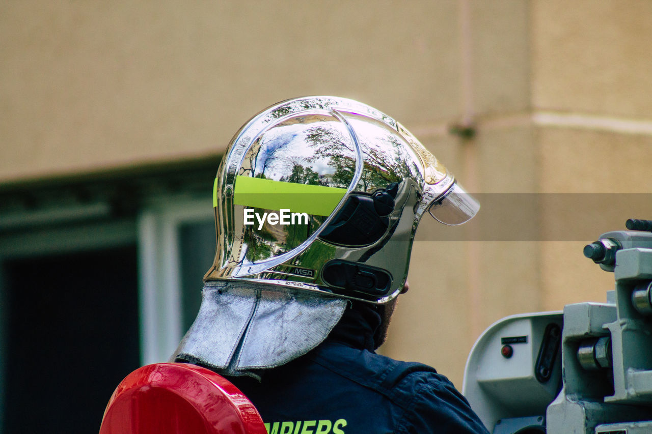 REAR VIEW OF MAN WITH SUNGLASSES ON CAR