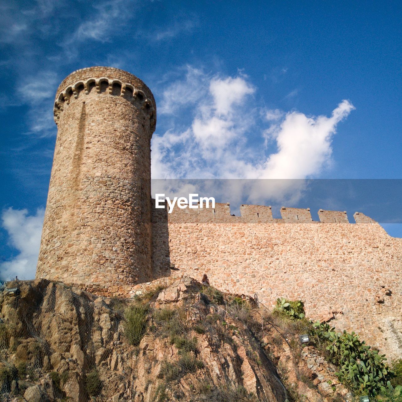 LOW ANGLE VIEW OF OLD CASTLE AGAINST SKY