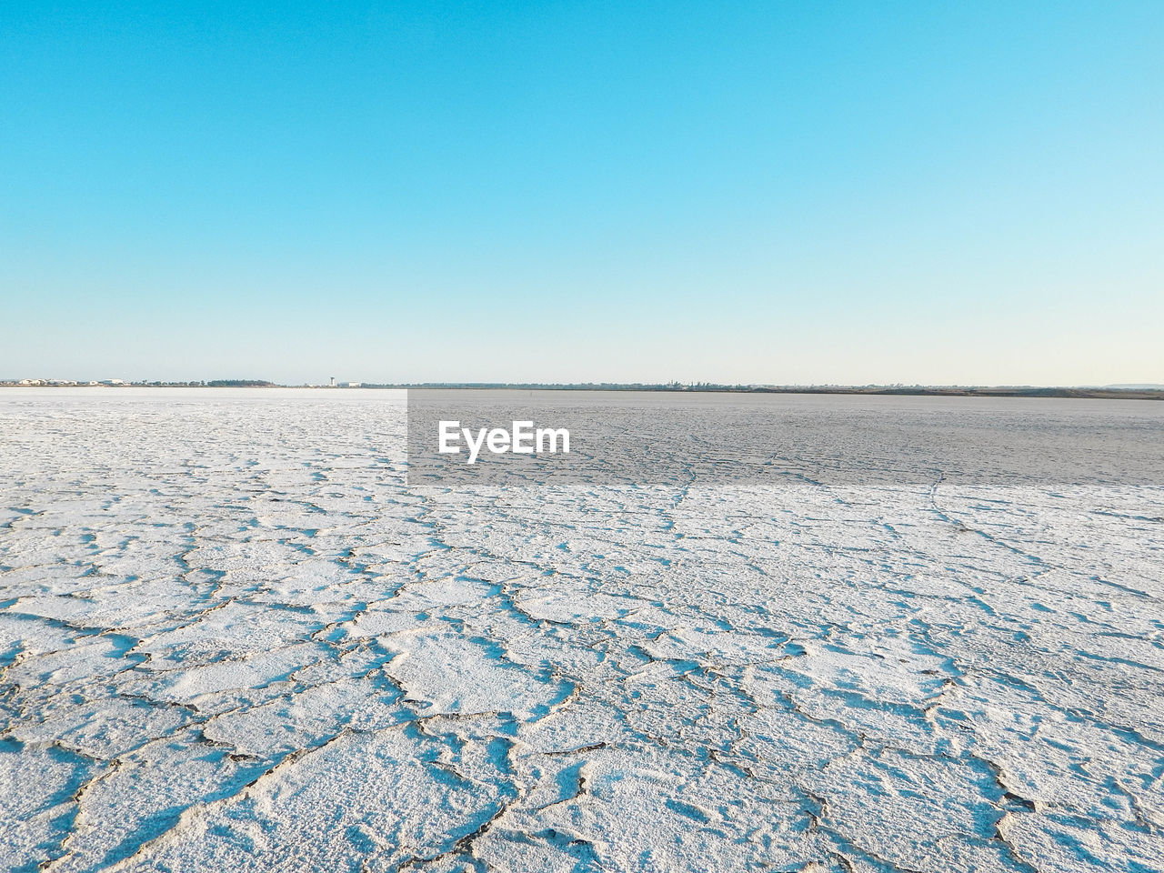 SCENIC VIEW OF SNOWY FIELD AGAINST CLEAR BLUE SKY