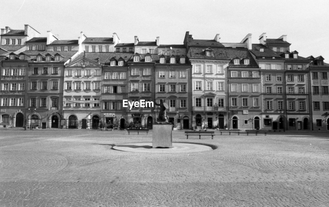 BUILDINGS IN CITY AGAINST SKY