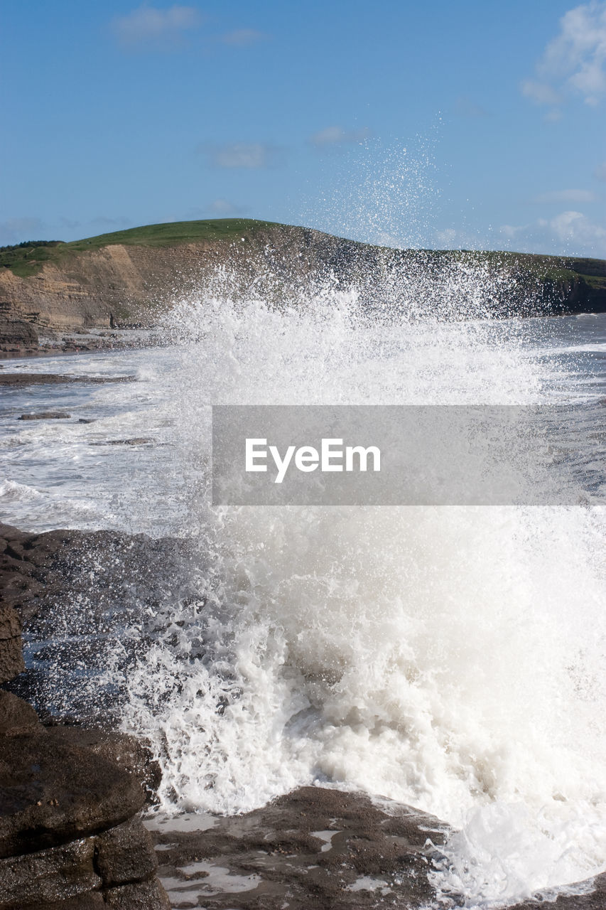 Waves splashing on rocks