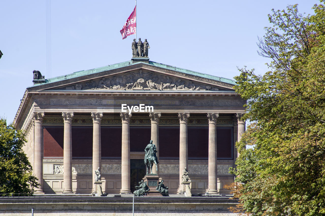 LOW ANGLE VIEW OF STATUE OF HISTORICAL BUILDING