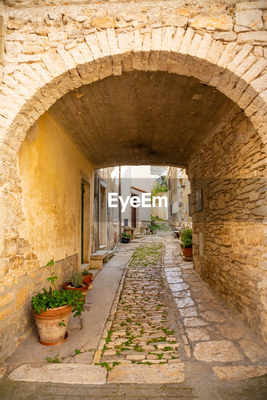 EMPTY NARROW ALLEY ALONG WALLS