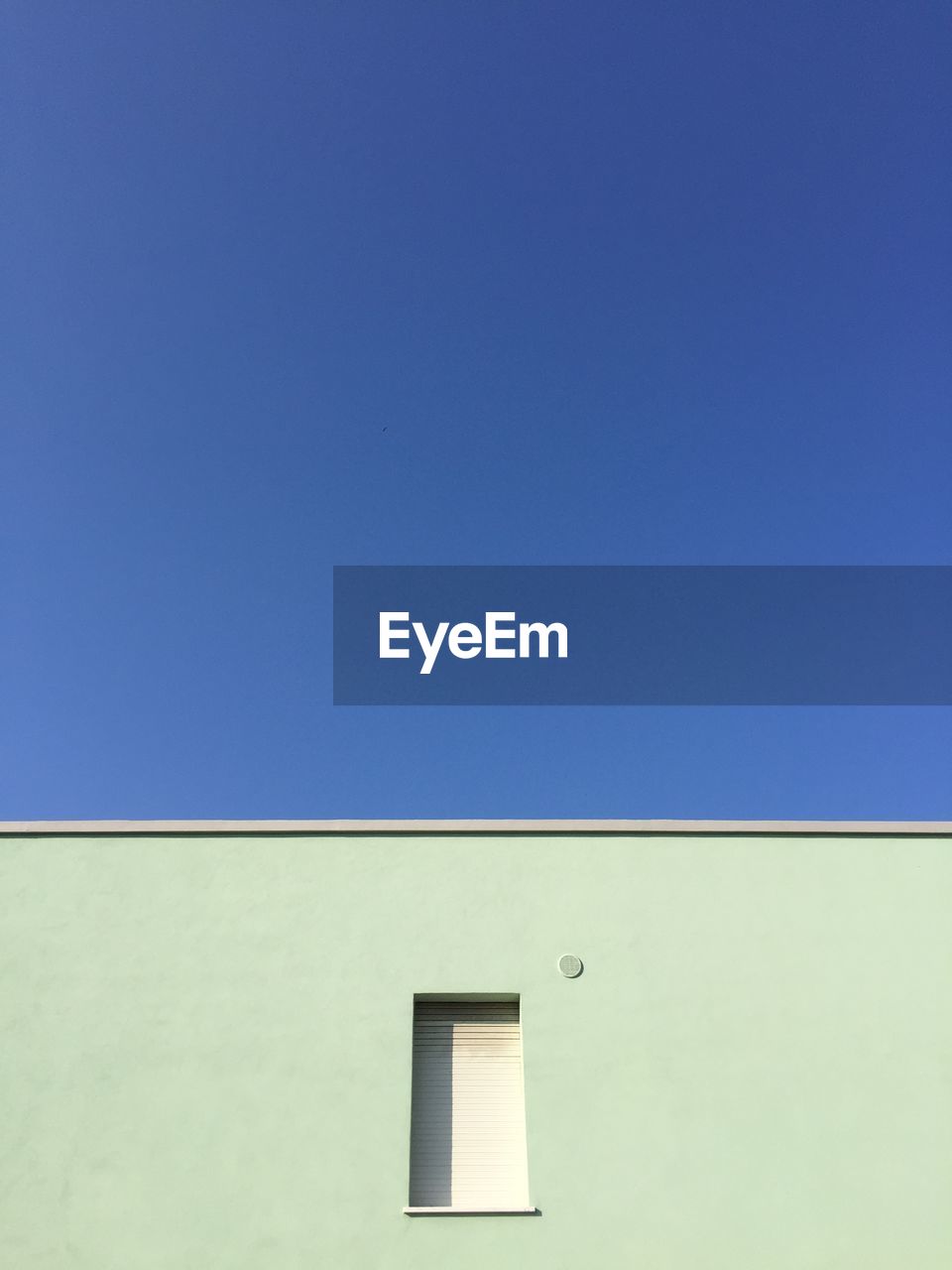 LOW ANGLE VIEW OF BUILT STRUCTURE AGAINST BLUE SKY