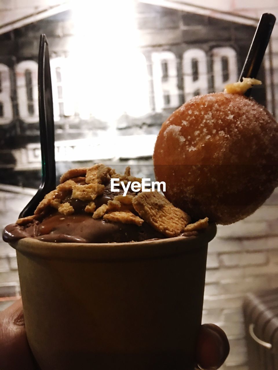 CLOSE-UP OF HAND HOLDING ICE CREAM IN BOWL