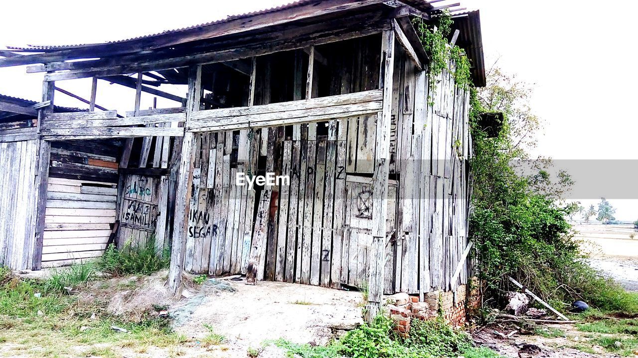 ABANDONED BUILT STRUCTURE