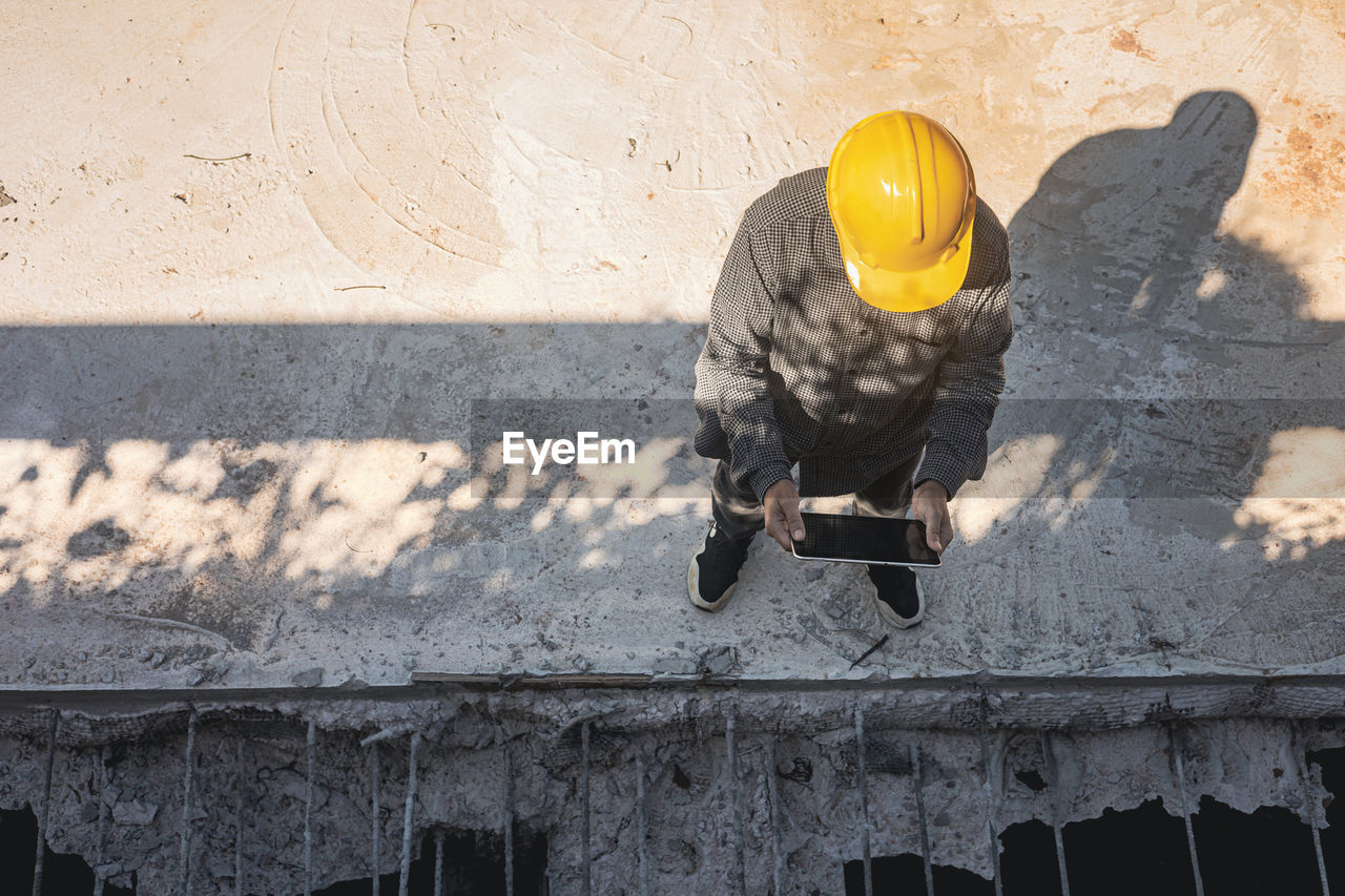 MAN WORKING IN CONSTRUCTION SITE