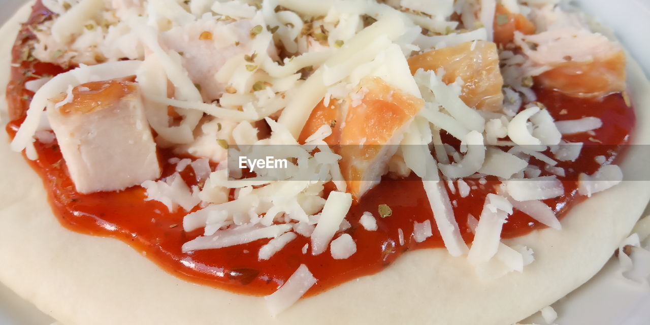 HIGH ANGLE VIEW OF CHOPPED BREAD AND VEGETABLES
