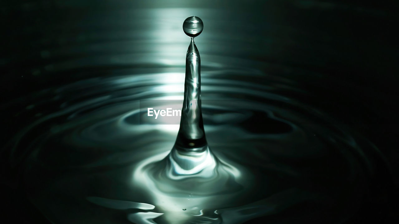 CLOSE-UP VIEW OF RIPPLED WATER IN MIRROR