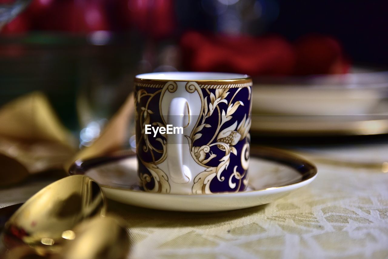 CLOSE-UP OF COFFEE CUP ON TABLE IN KITCHEN