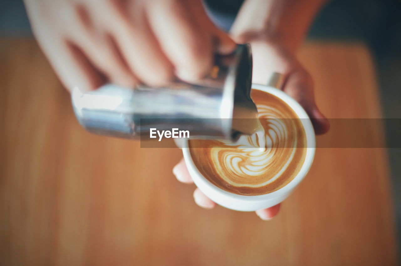 CROPPED IMAGE OF HAND HOLDING COFFEE