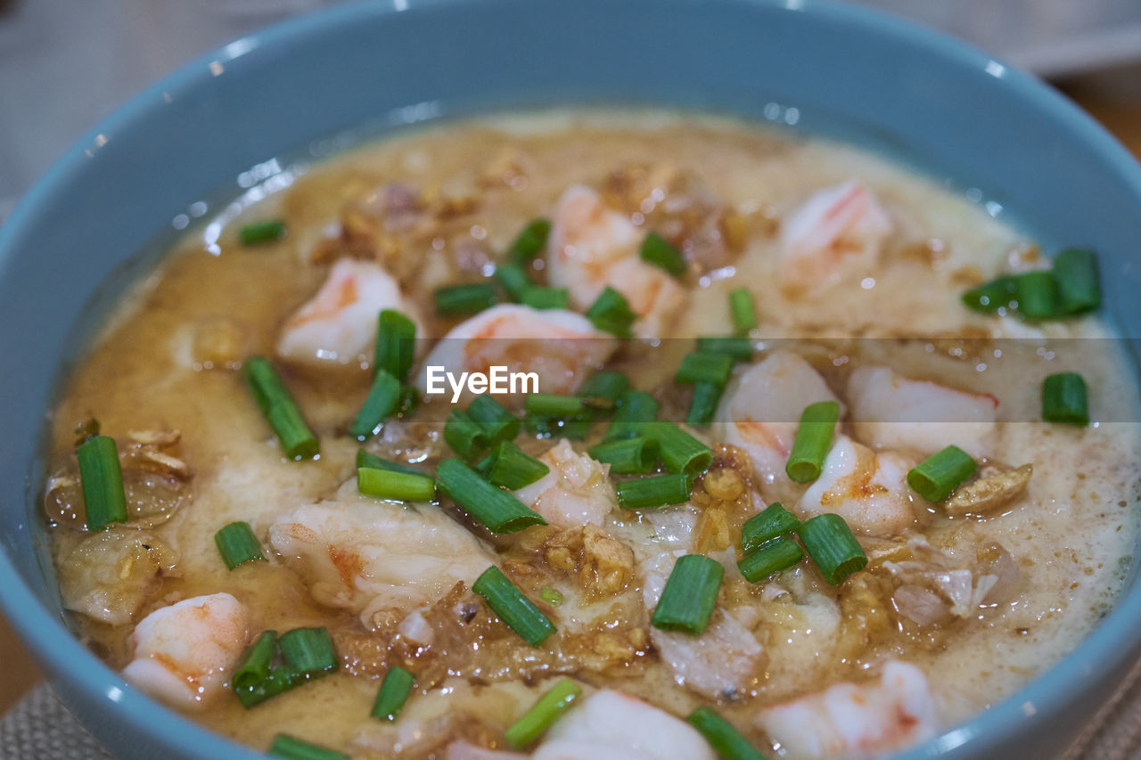 HIGH ANGLE VIEW OF SOUP IN BOWL ON TABLE