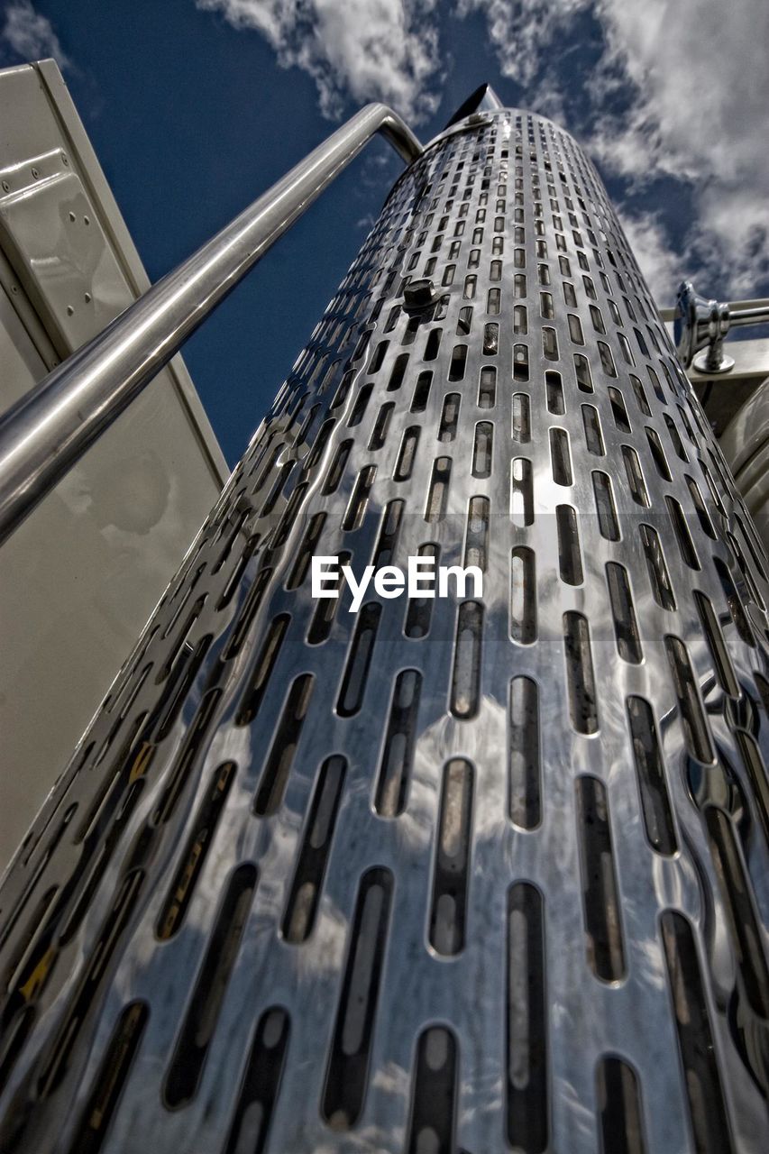 LOW ANGLE VIEW OF MODERN BUILDING AGAINST SKY