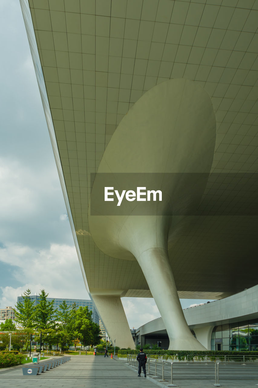 LOW ANGLE VIEW OF MODERN OFFICE BUILDING