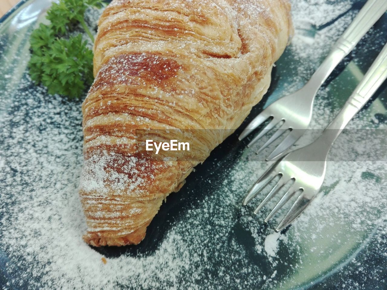 CLOSE-UP OF BREAD ON TRAY