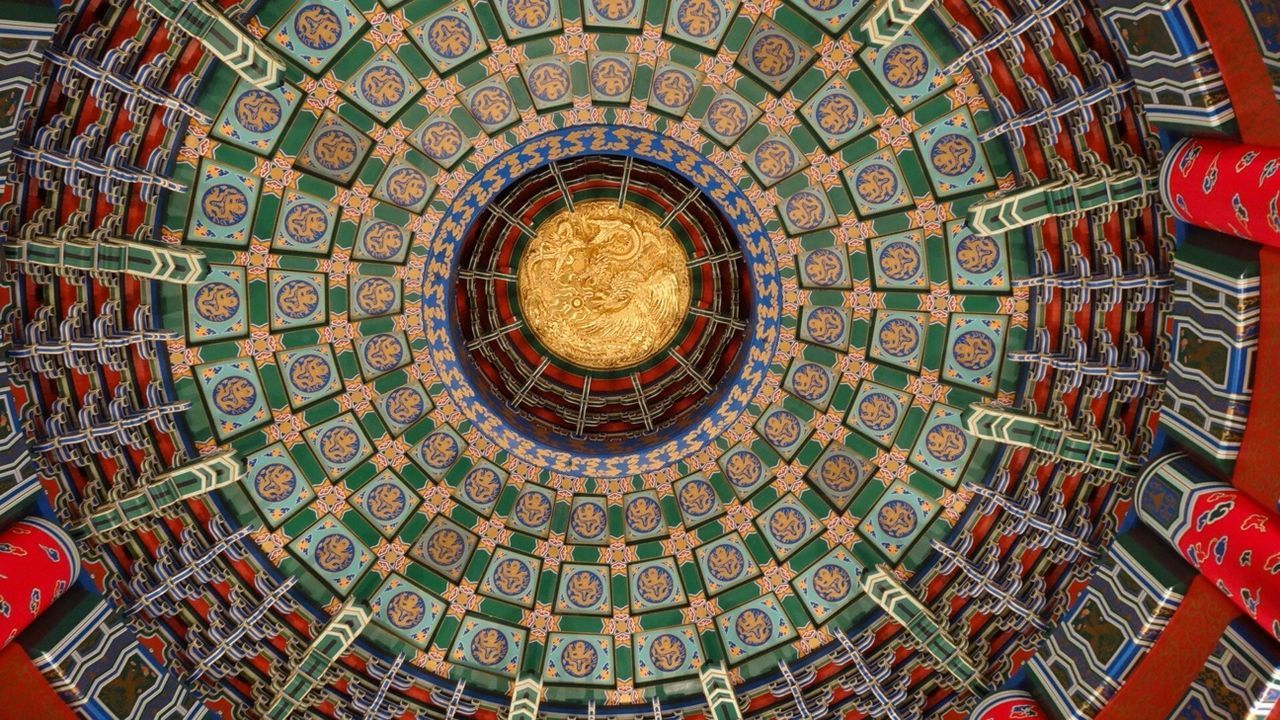 LOW ANGLE VIEW OF CEILING OF BUILDING