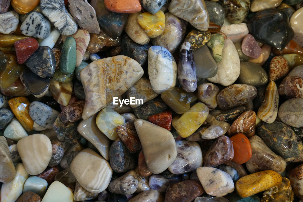 HIGH ANGLE VIEW OF PEBBLES