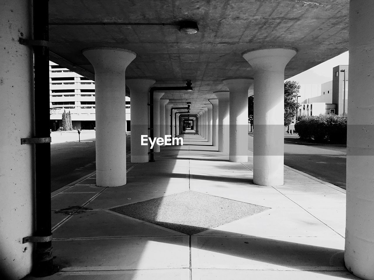 Empty long pathway along pillars