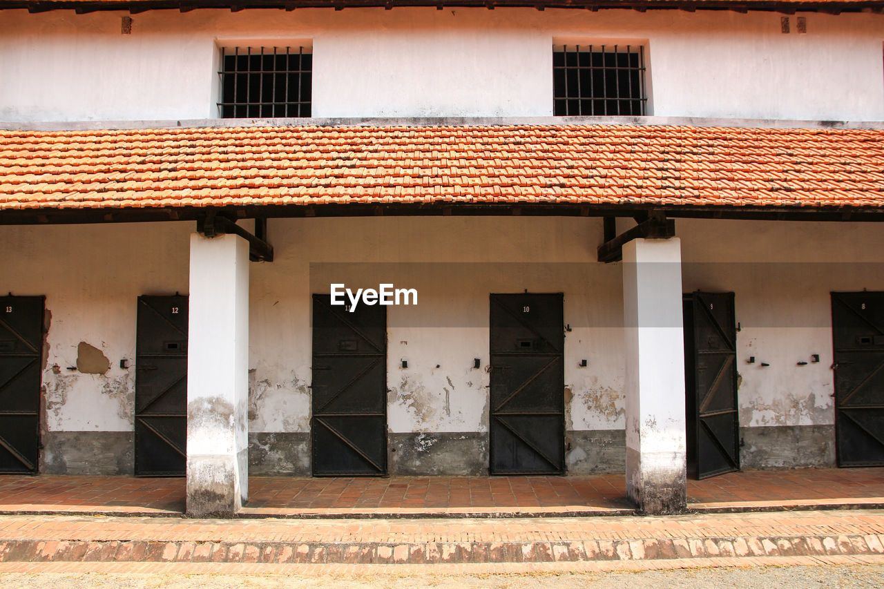 EXTERIOR OF OLD BUILDING IN CITY