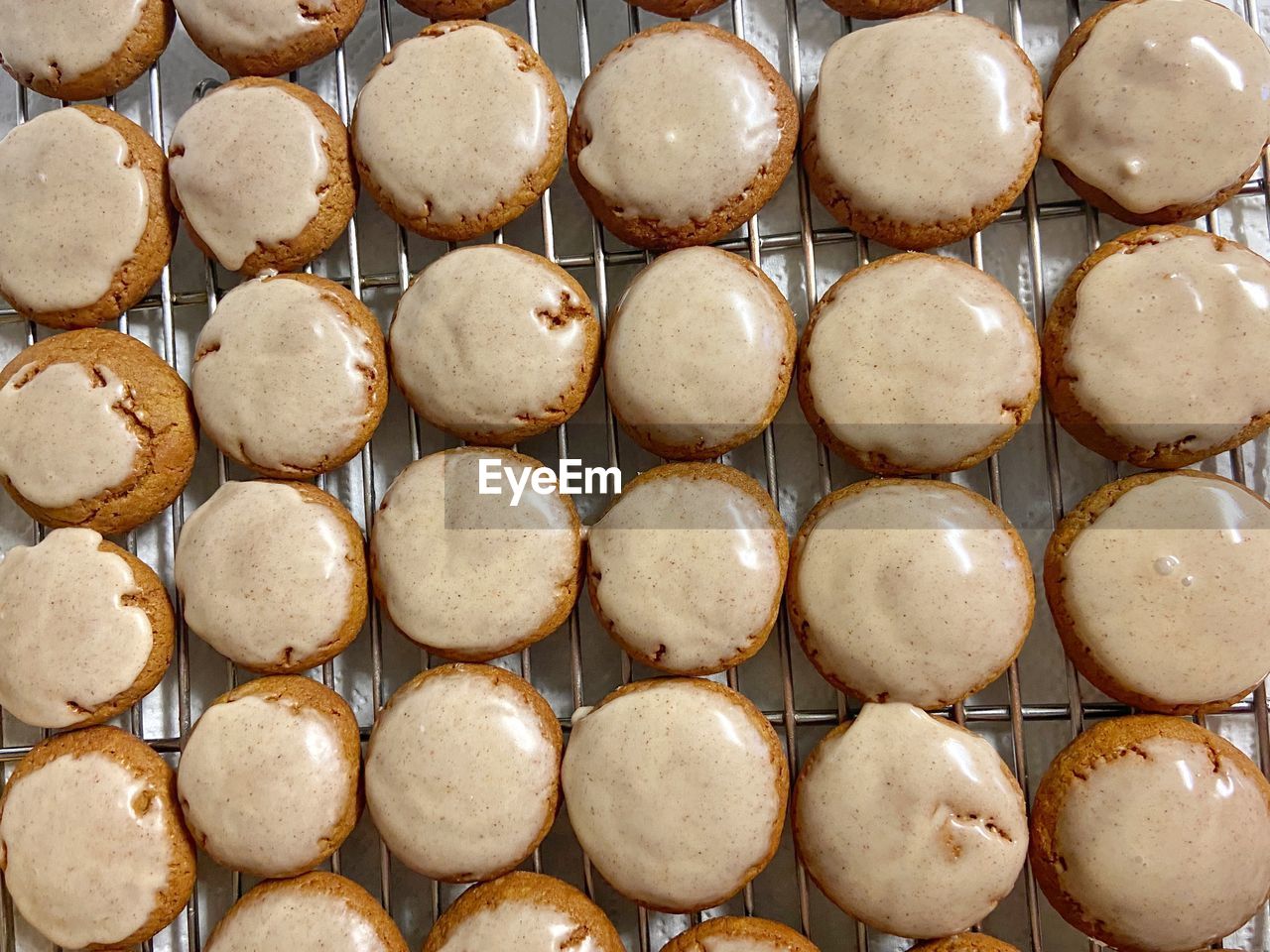 FULL FRAME SHOT OF MACAROONS IN BACKGROUND