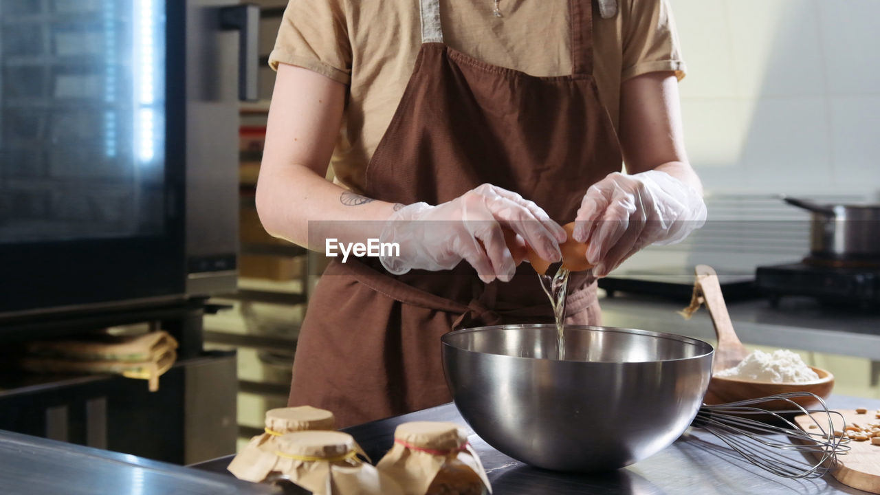 midsection of woman preparing food on table