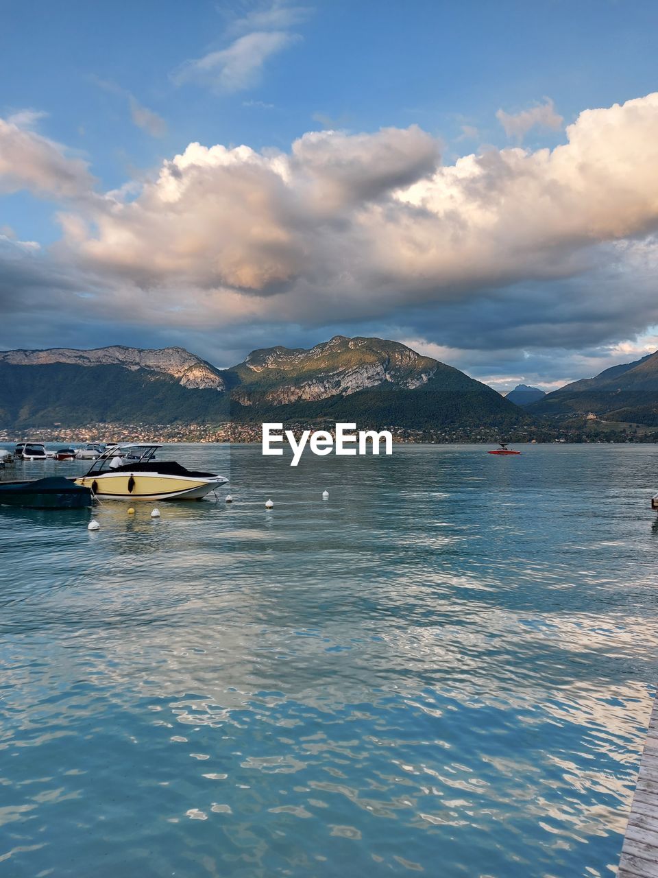 SCENIC VIEW OF SEA BY MOUNTAINS AGAINST SKY