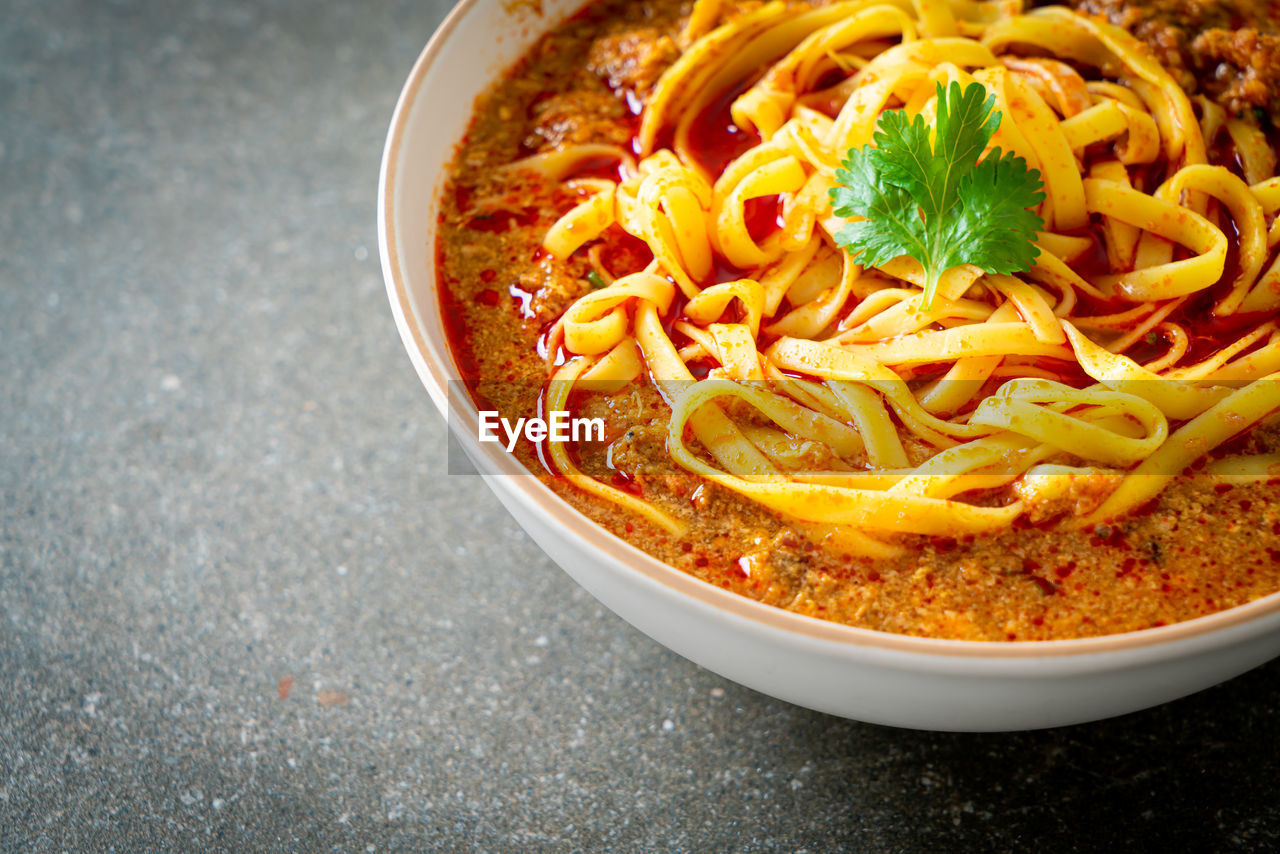 HIGH ANGLE VIEW OF PASTA IN BOWL ON TABLE