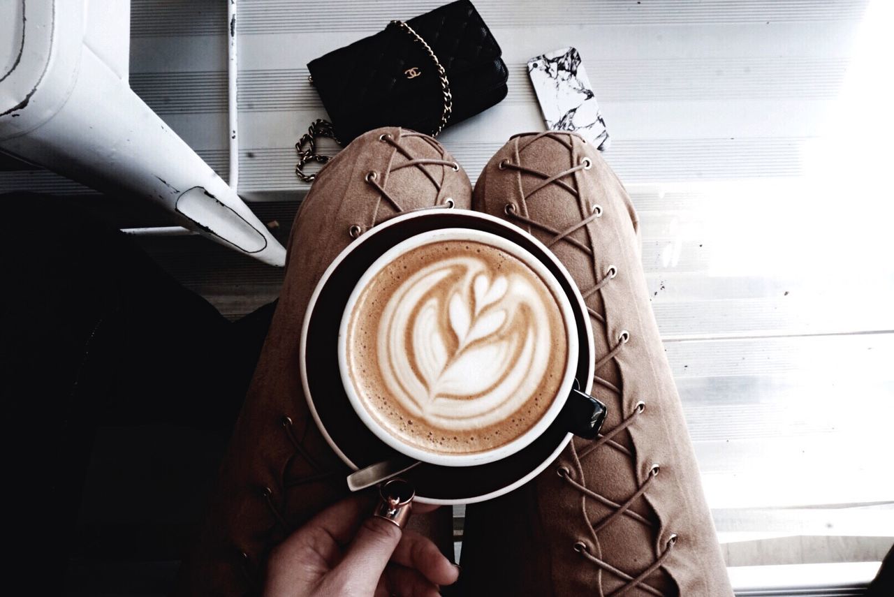 CLOSE-UP OF HAND HOLDING COFFEE CUP